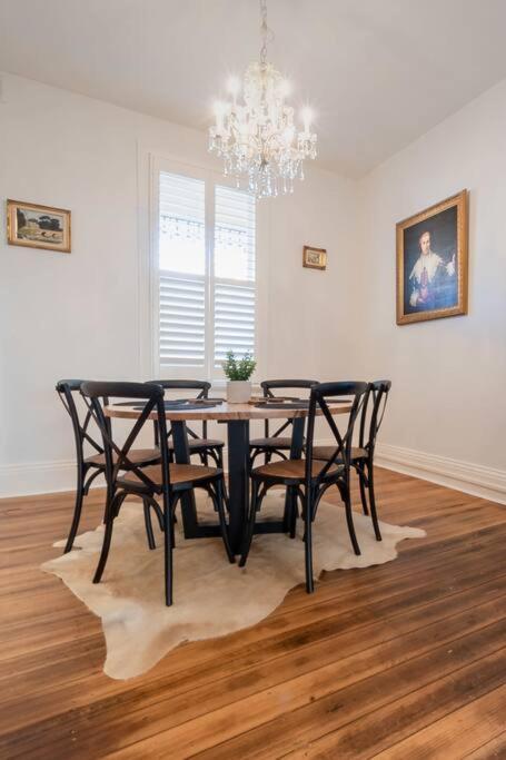 Historic Beauty In The Cbd! Parking And Wifi Apartman Launceston Kültér fotó
